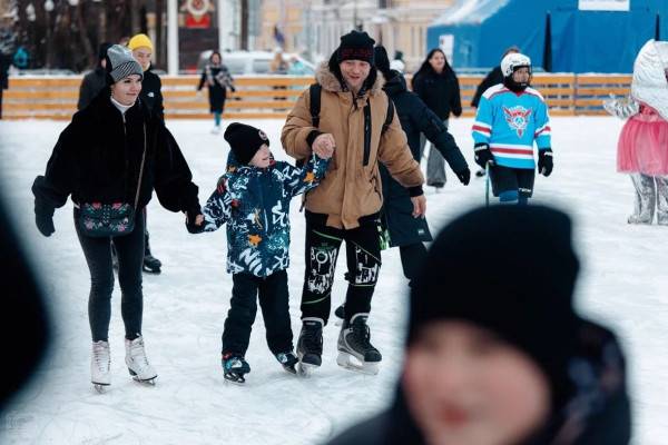 В Смоленске открылся ледовый каток на площади Ленина