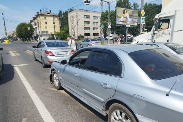 На проспекте Гагарина в Смоленске произошло столкновение двух автомобилей Hyundai