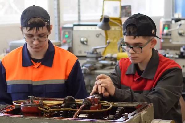 Профессия слесаря востребована: студент делится опытом в Telegram