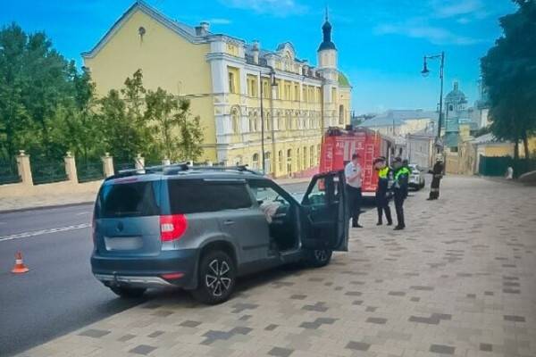 ДТП в Смоленске: столкновение автомобиля с опорой освещения