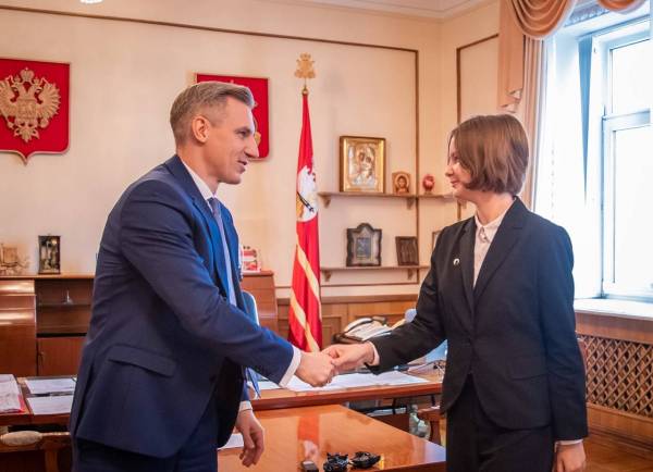 Василий Анохин встретился с обладателем областного гранта на реализацию проекта помощи онкобольным детям, школьницей Дарьей Серой