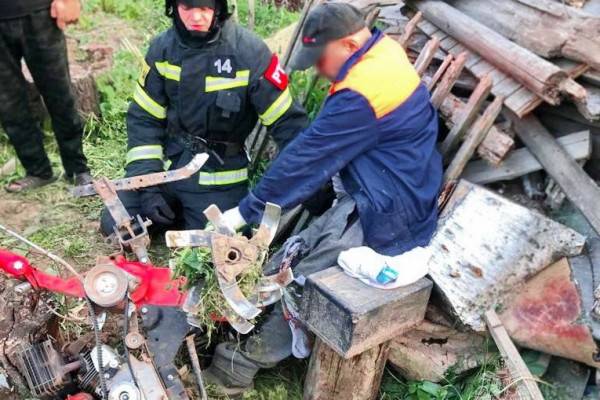Сотрудники МЧС спасли смолянина, застрявшего в культиваторе