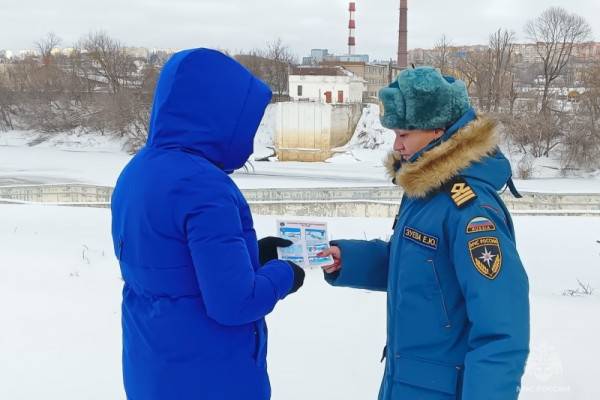 Жителям Смоленска напомнили о правилах безопасности у воды зимой