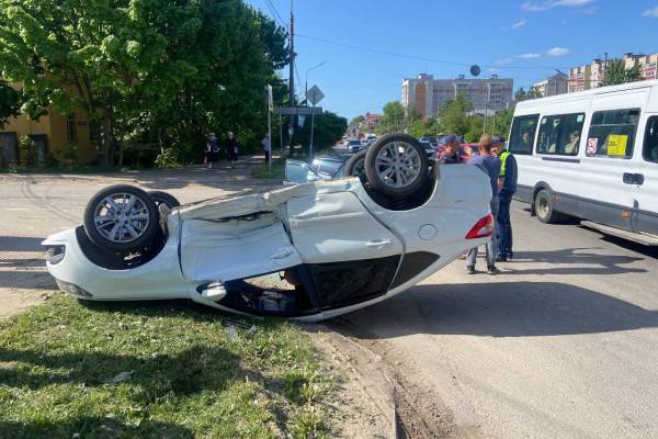 В Смоленске на улице Крупской столкнулись Lada Granta и Renault Megane
