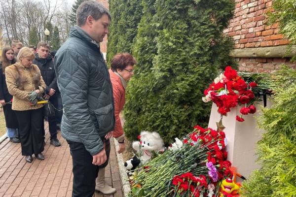 Председатель Общественной палаты Смоленской области Денис Пестунов отдал дань уважения погибшим в результате теракта