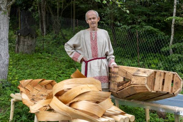 Смолянин готовится побить мировой рекорд – сплести лапоть рекордного размера