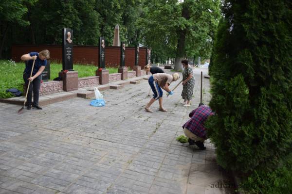 В поселке Красный был организован субботник по наведению порядка на памятных местах