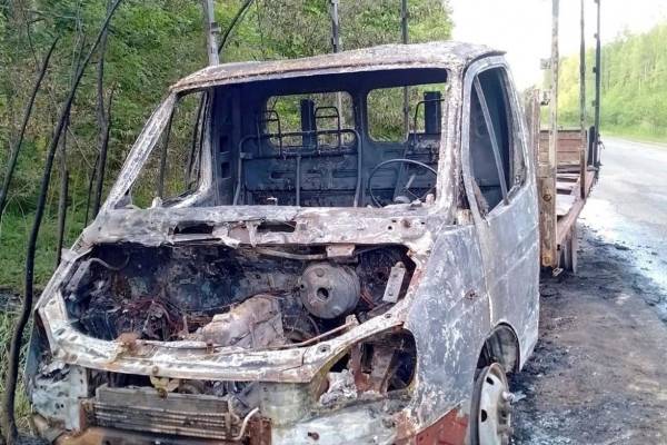 В Велижском районе автомобиль вспыхнул во время движения
