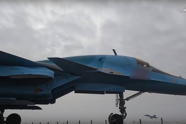 Экипажи Су-34 нанесли удар по командному пункту и живой силе противника