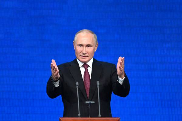 Доверенные лица Владимира Путина начали получать удостоверения