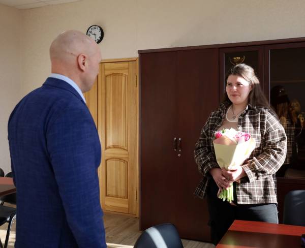 Поздравление участницы СВО с 8 Марта от главы администрации Рославльского района