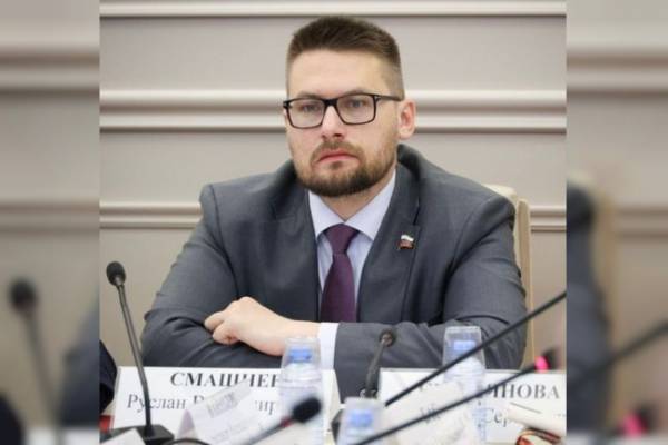 Руслан Смашнёв говорит: «В этой ситуации мы должны протянуть им руку помощи»