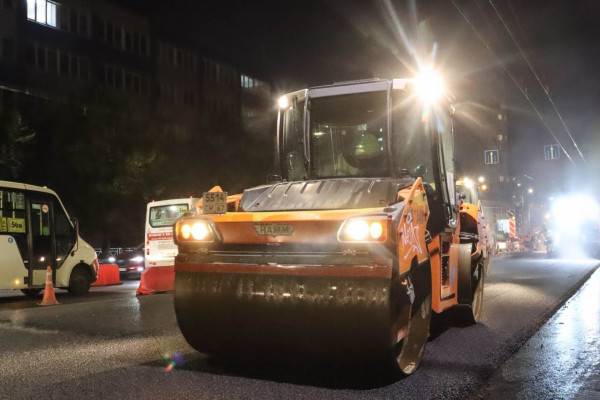 В Смоленске продолжают убирать дороги от грязи и песка