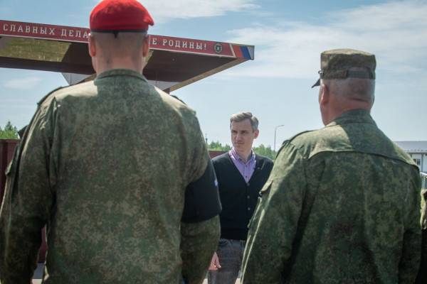 Василий Анохин в Ельне встретился с бойцами 144-й гвардейской мотострелковой Ельнинской дивизии