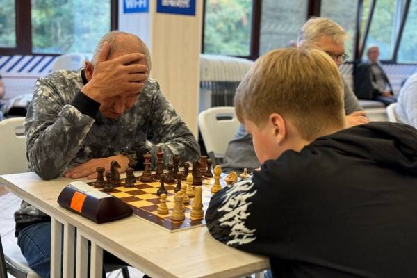 В Смоленске прошёл турнир по шахматам среди ветеранов и юниоров В Смоленске прошёл турнир по шахматам среди ветеранов и юниоров