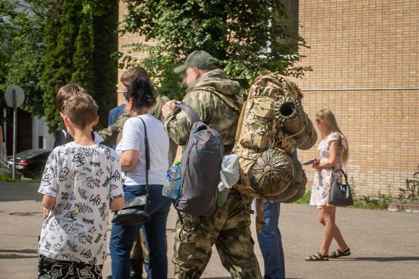 Смоляне могут поступить на военную службу по контракту в Вооруженные Силы России через МФЦ 
