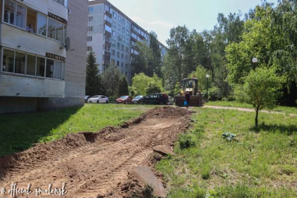 В Смоленске благоустраивают зелёную зону на улице Николаева