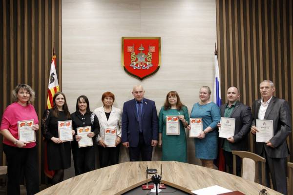 Владимир Рыкалов наградил победителей конкурсов Владимир Рыкалов наградил победителей конкурсов