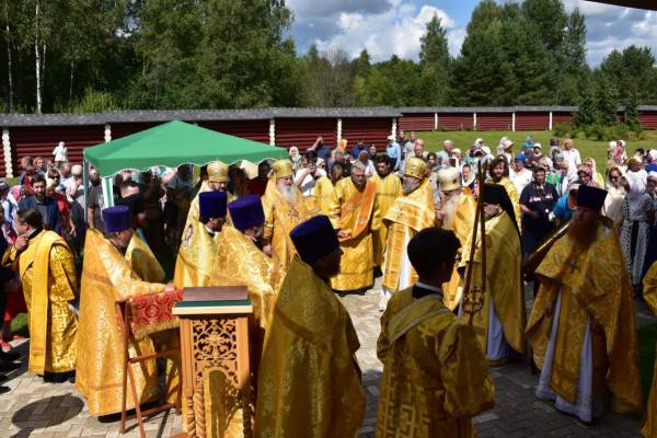 Праздничная служба в честь божественного литургии прошла в Свято-Владимирском монастыре, расположенном у истока Днепра