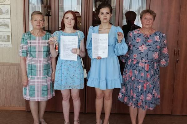 В Новодугинском районе вручили ключи от квартир детям-сиротам В Новодугинском районе вручили ключи от квартир детям-сиротам