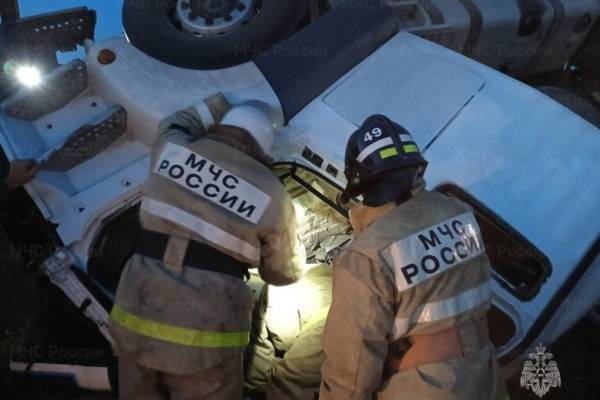 Ночью в Хиславичском районе грузовой автомобиль MAN съехал в кювет и опрокинулся