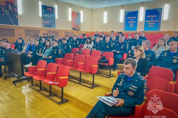 В Смоленском МЧС руководители и сотрудники обменялись опытом