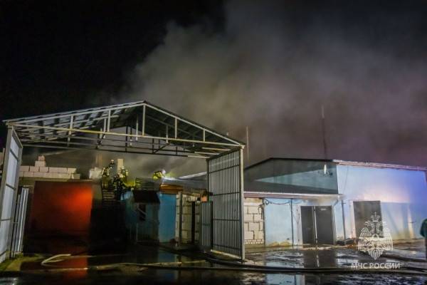 Ночью под Смоленском горел производственный цех