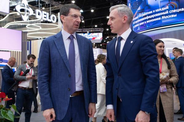 Щёголев и Анохин обсудили успехи Смоленской области на ПМЭФ Щёголев и Анохин обсудили успехи Смоленской области на ПМЭФ