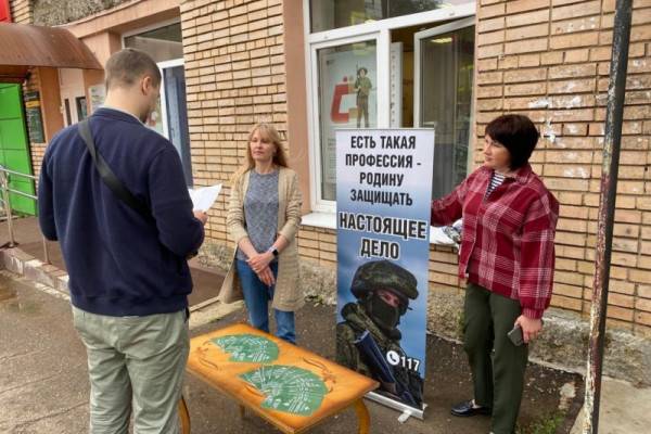 Десятки смолян каждую неделю заключают контракты на службу в армии 