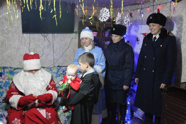 Сотрудники смоленского следкома поздравили многодетную семью участника СВО из Кардымовского района