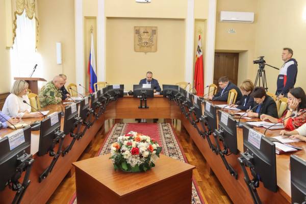 В Смоленске прошла еженедельная планёрка во главе с Константином Кассировым