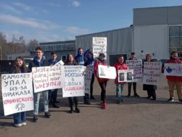 В Смоленске посла Польши встретили мирным протестом