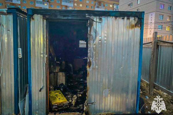 Пожар в Смоленске: Строительный вагончик уничтожен огнем Пожар в Смоленске: Строительный вагончик уничтожен огнем