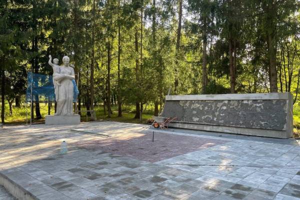В деревне Жуково Смоленского района продолжается обновление мемориала