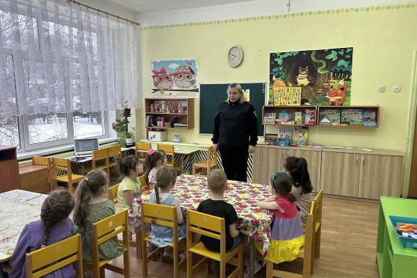 В Гагарине прошла акция «Мой папа - лучший защитник!»