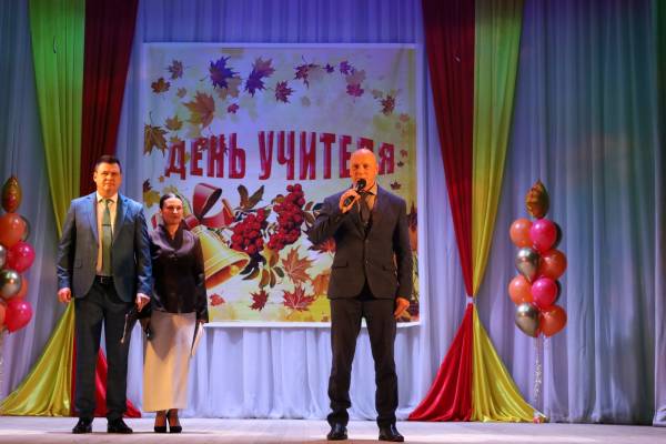 Поздравили самых добрых волшебников праздника учителей в Рославле