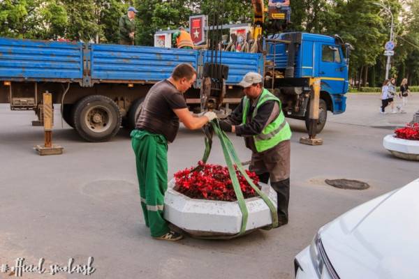 29 вазонов с цветами появилось в Смоленске