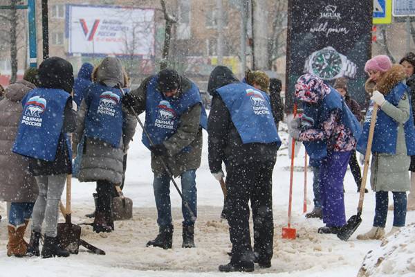 В Промышленном районе Смоленска очистили от снега и льда остановки и пешеходные переходы