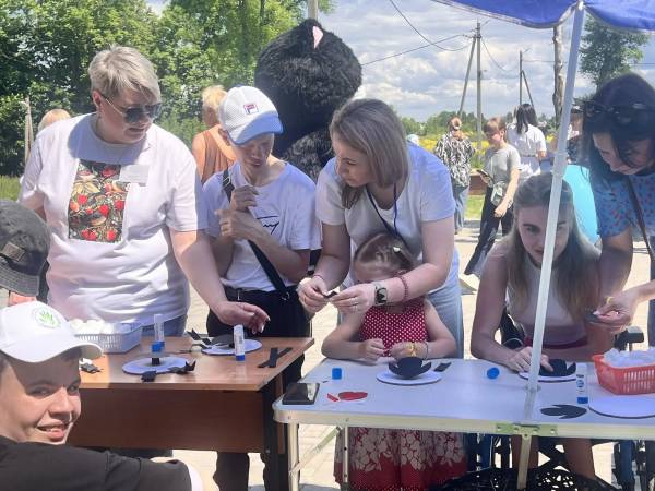 День защиты детей: семейная мастерская дарит радость особенным детям
