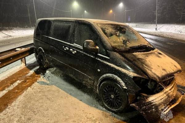 В Вяземском районе Mercedes влетел в отбойник