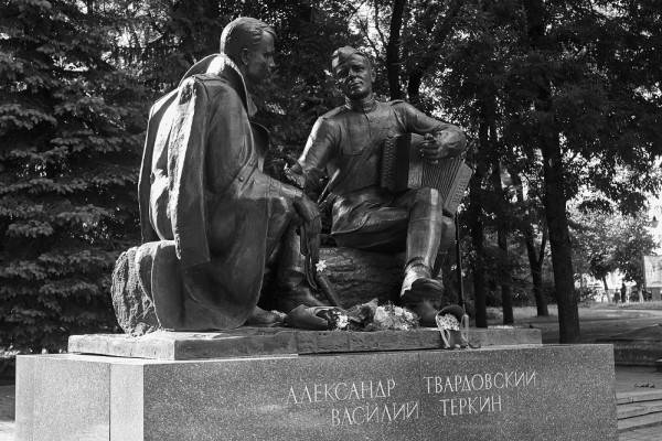 Памятник Александру Твардовскому и Василию Тёркину в Смоленске
