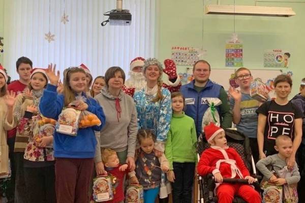 Сергей Неверов и его Фонд «СозИдаНие» поздравили воспитанников смоленских детских домов