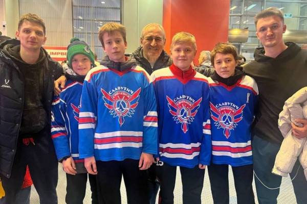 Сергей Неверов подарил молодым хоккеистам поездку на матч  Сергей Неверов подарил молодым хоккеистам поездку на матч