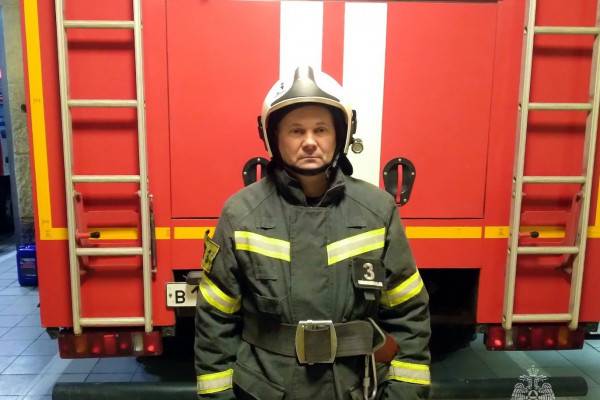 В Смоленской области сотрудник МЧС России спас от гибели любителя зимней рыбалки