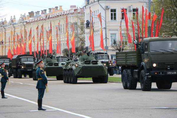 Парад Победы в Смоленске: Холостые выстрелы и проблемы со связью