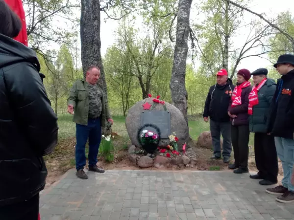 Коммунисты возлагают цветы к мемориалу Михаила Егорова в Смоленской области