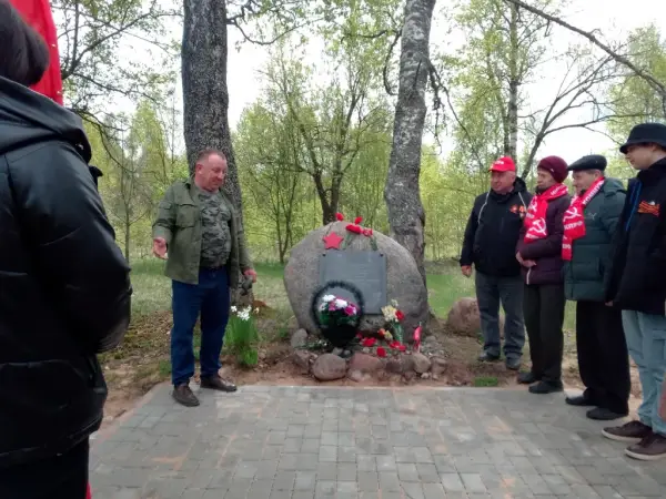 Коммунисты возлагают цветы к мемориалу Михаила Егорова в Смоленской области Коммунисты возлагают цветы к мемориалу Михаила Егорова в Смоленской области