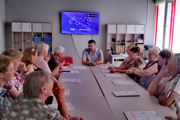 Для жителей Кардымова провели занятие по цифровой грамотности