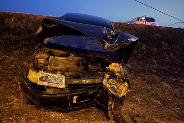 ДТП в Смоленске: столкновение автомобиля ВАЗ-2112 со световой опорой ДТП в Смоленске: столкновение автомобиля ВАЗ-2112 со световой опорой