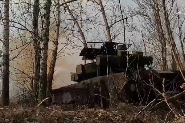 Экипажи танков уничтожили замаскированные блиндажи и живую силу ВСУ
